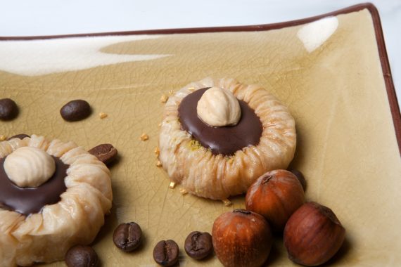 Avellanas con chocolate y oro comestible, Avellanas bañadas…